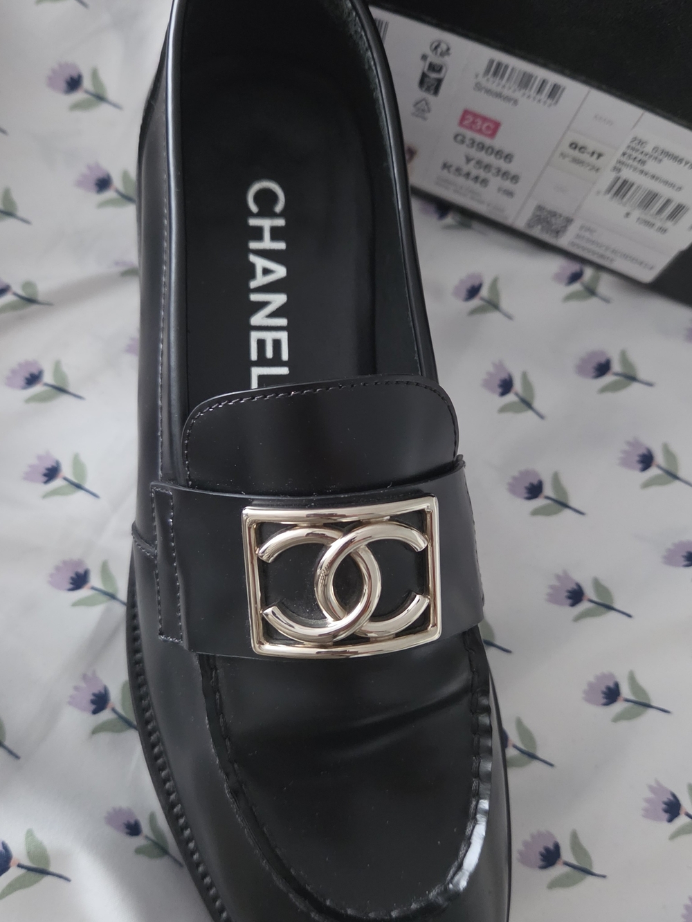 Autentic CHANEL Black Leather CC Logo Loafers with Gold Hardware - Picture 6 of 6